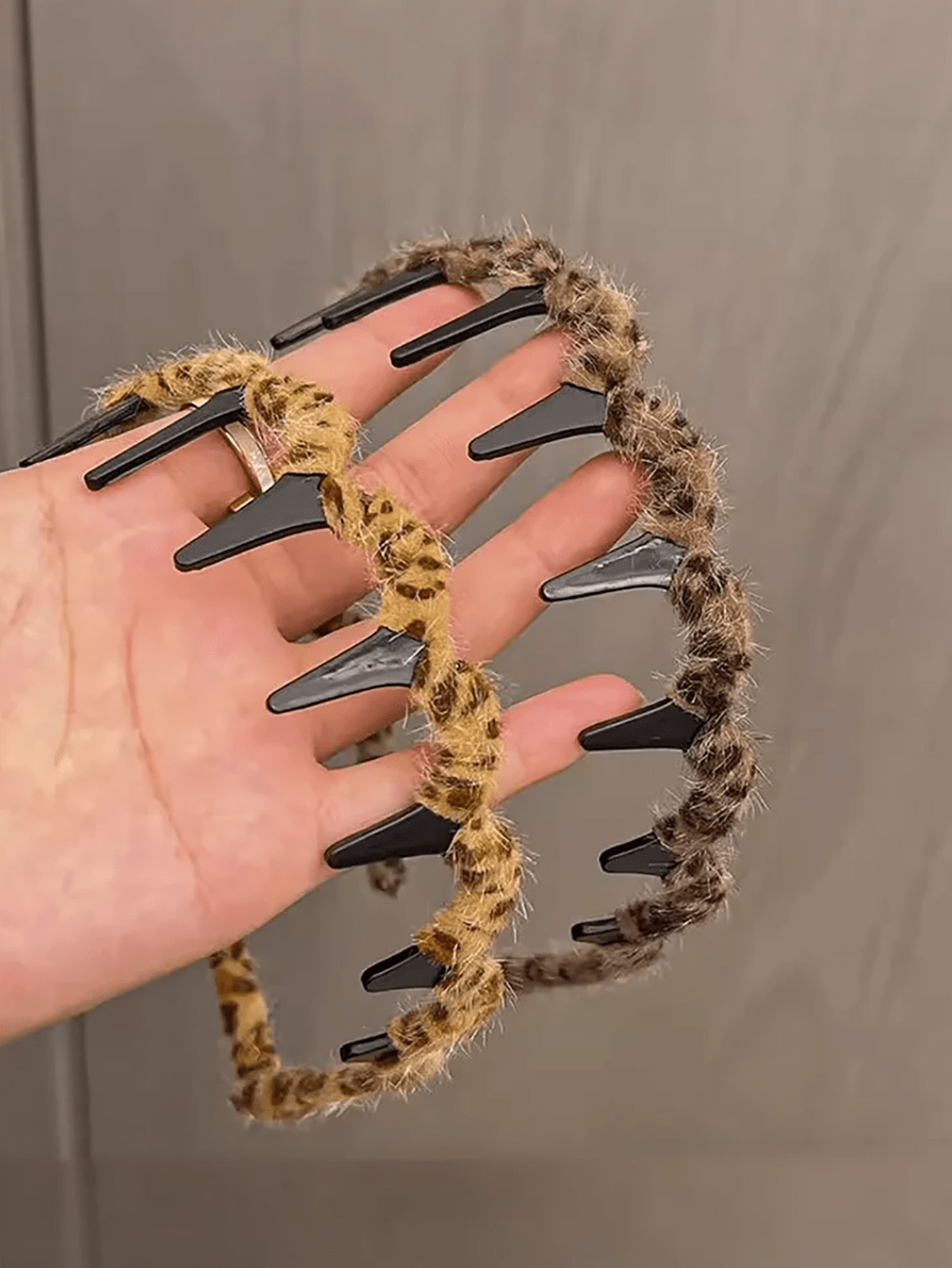Women Accessories Shop Design - Leopard Print Wavy Headband for Women,